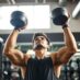 Jak prawidłowo wykonać wyciskanie hantli nad głowę? Przewodnik treningowy
